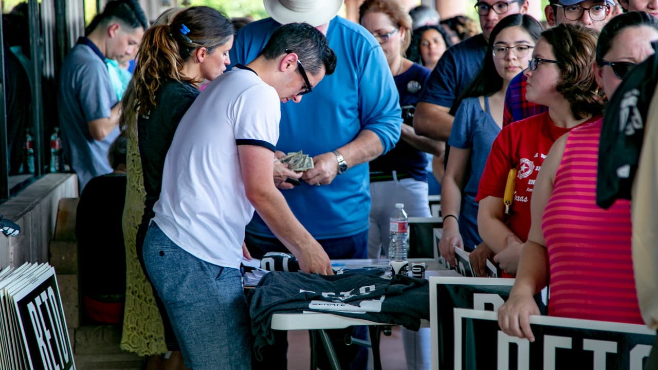 Decenas de partidarios de Beto O'Rourke aguardan en fila para tomarse una foto con él en las afueras del edificio donde se realizaba un foro en Pasadena, Texas. No lograron entrar porque el recinto se llenó, pero al final el candidato salió a saludar y a tomarse selfies con ellos. Una 
<a href="https://www.texastribune.org/2018/06/25/ted-cruz-beto-orourke-poll-5-points-texas-senate-race-uttt/">encuesta reciente</a> de intención de voto en el estado pone al demócrata cinco puntos por debajo de su oponente republicano.