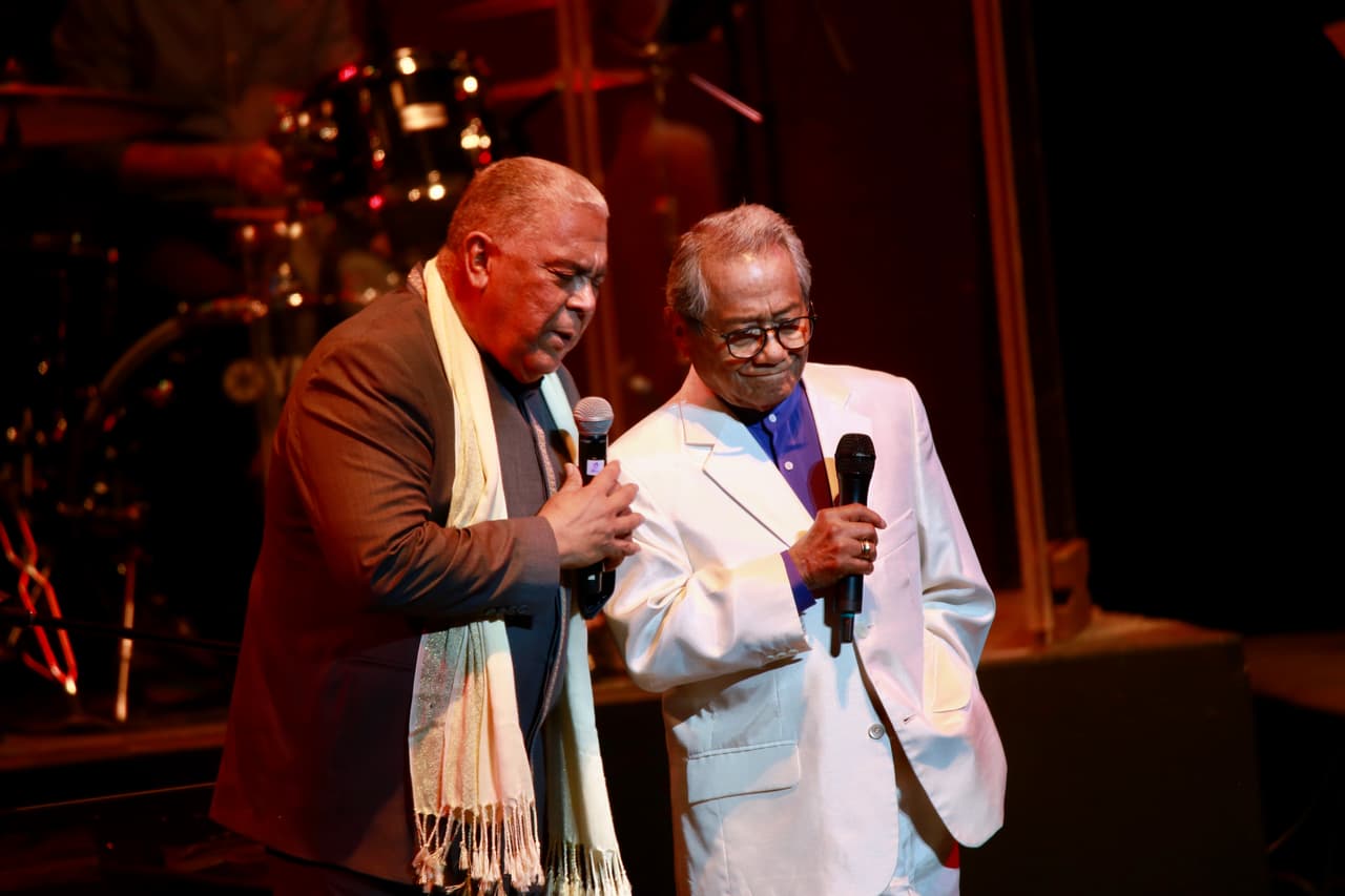 El gobierno de Yucatán, tierra natal de Manzanero, informó que pronto se darán detalles del homenaje oficial que harán "al cantautor que ha dado renombre a México”. En la foto durante una presentación junto a Danny Rivera en el centro de Bellas Artes de San Juan, Puerto Rico, el 9 de febrero de 2020. Fue una de sus últimas presentaciones frente al público.
<br>