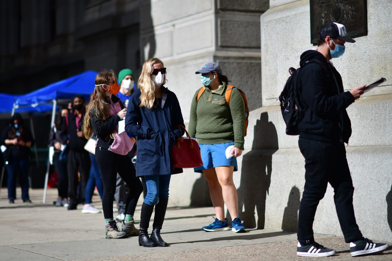 Los votantes hacen cola fuera del Ayuntamiento de Filadelfia para emitir sus boletas de votación. Filadelfia es vigilada de cerca, al tratar de recuperar los 20 votos electorales vitales del estado de campo de batalla para reforzar sus perspectivas de reelección, ambos candidatos visitaron el estado en múltiples ocasiones.