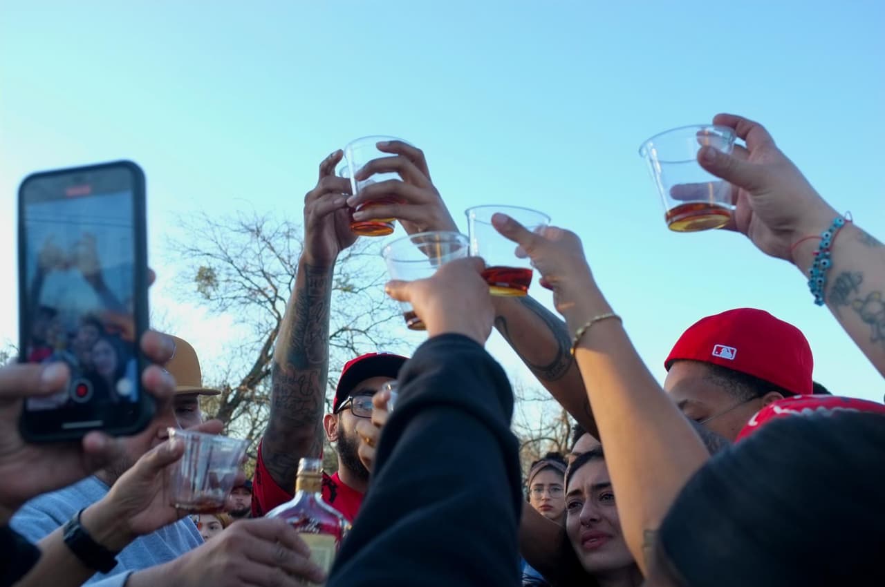 El hombre murió en un zanja. Su cuerpo estuvo tirado y rodeado por agentes. Ese mismo día, la comunidad reaccionó y protestó por su muerte.