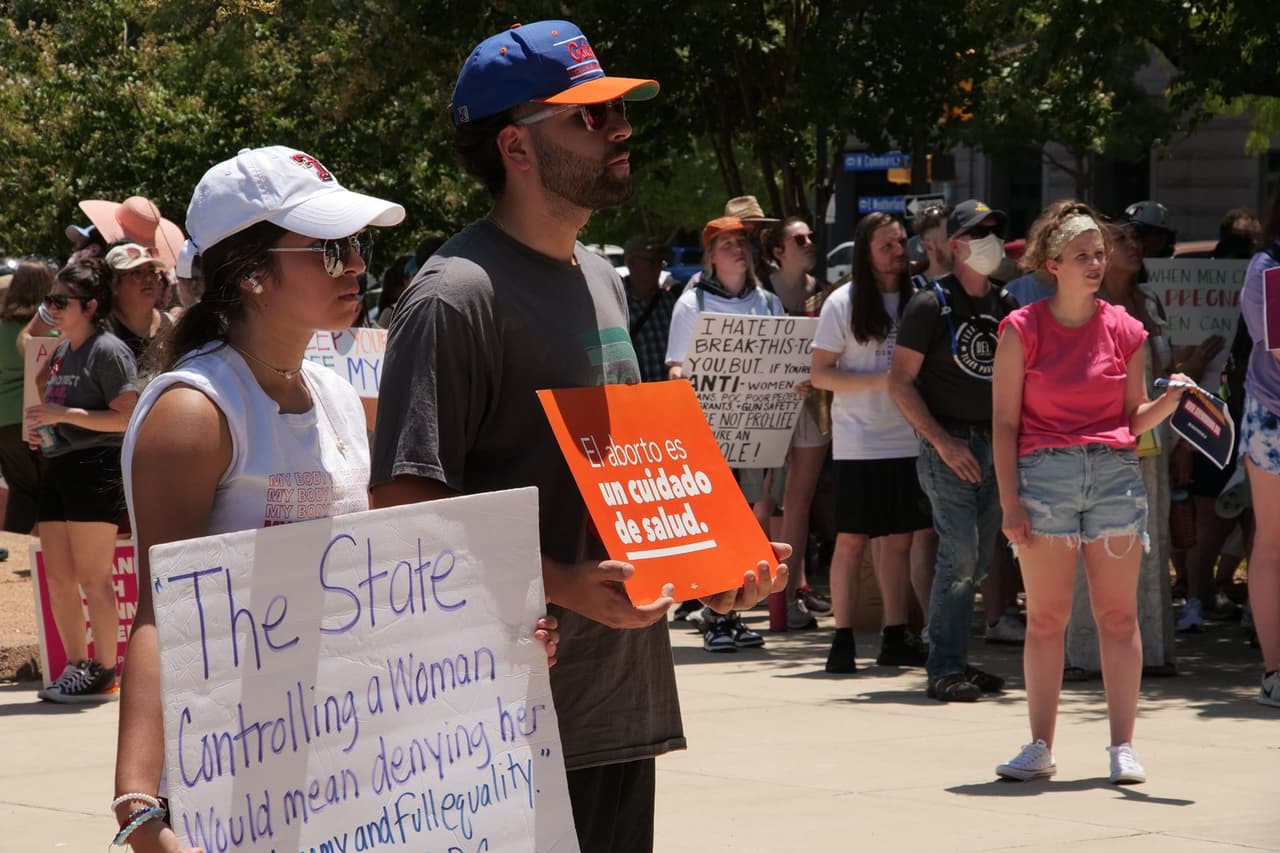 "El aborto es un cuidado de salud": son otras de las proclamaciones que hacen los manifestantes proaborto en las calles del centro de Fort Worth.