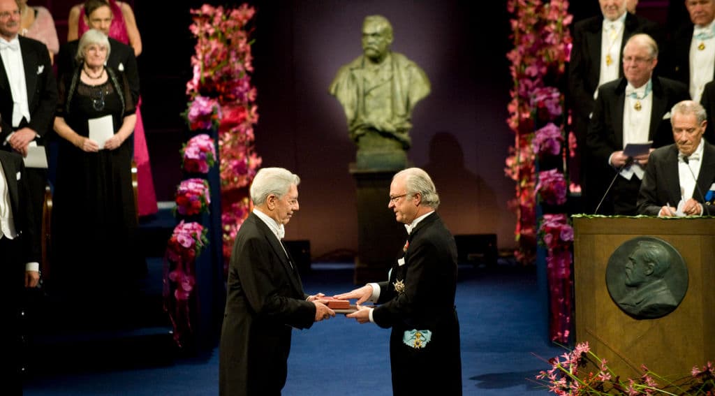 El escritor peruano Mario Vargas Llosa al recibir el Premio Nobel de Literatura de manos del rey Carlos XVI Gustaf de Suecia durante la ceremonia de entrega del premio Nobel en la Sala de Conciertos de Estocolmo el 10 de diciembre de 2010.