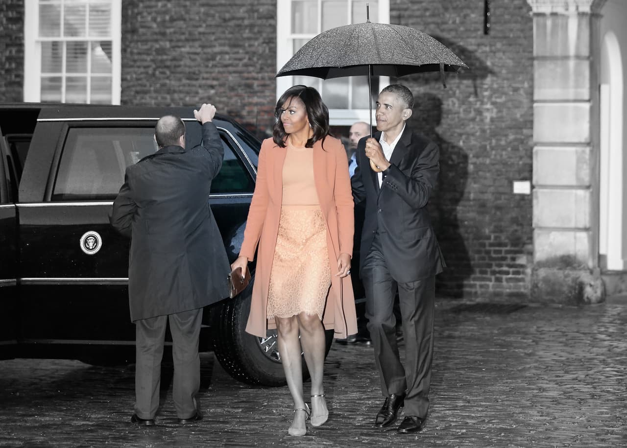 Tan vanguardista pero cálida, tan aventurera pero clásica con sus looks, Michelle Obama ha hecho que su clóset sea un lugar efectivo para dar lecciones de cómo llevar los bloques de color (coloblocking) tan en boga esta temporada. En su reciente visita al Palacio de Kensington supo llevar tonos beiges y salmón juntos con maestría, dejando claro que atrás quedaron las combinaciones imposibles. Estas son otras de las ocasiones en las que nos ha sorprendido con su sentido cotidiano, pero elegante, de la moda.