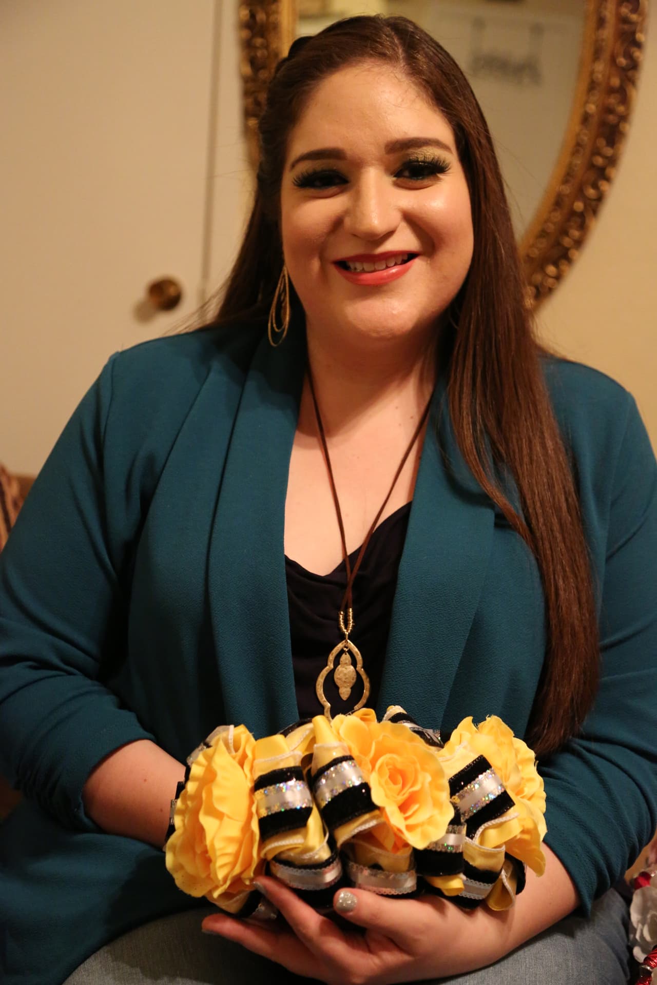 Ella elabora los moños que portan las integrantes del mariachi en sus presentaciones.