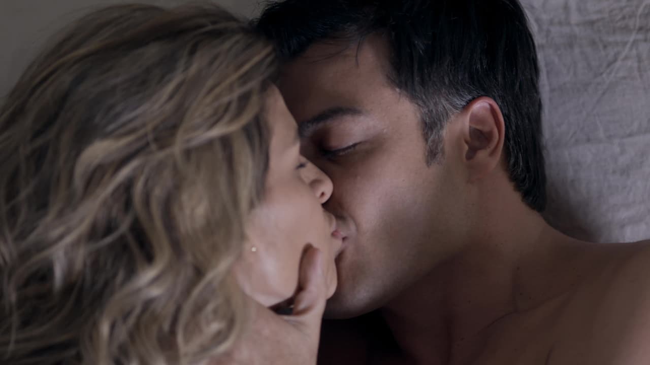 Pero también es la encargada de consolar a Carlos en sus momentos más difíciles, sin poder ocultar su amor.