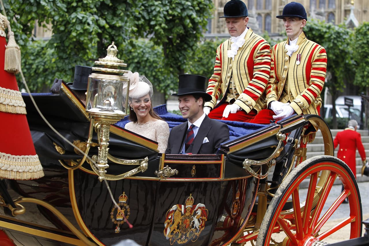 El principe William y Kate, utilizando la 1902 State Landau durante la celebración de las bodas de diamante del reinado de Isabel. Es muy posible que veamos esta carroza utilizada por algunos de los miembros más importantes de la familia real británica durante la procesión de la boda real de Harry y Meghan.