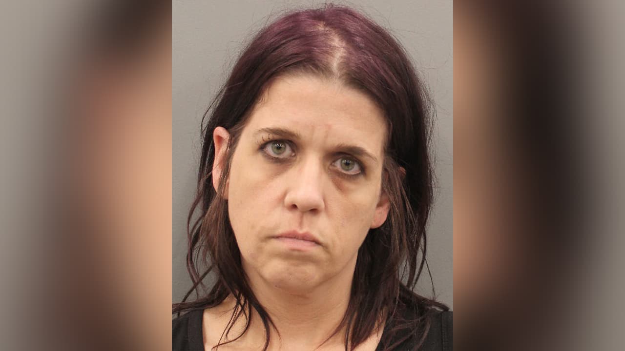 Ashley Renee Mack, es sospechosa de manipulación de documentos gubernamentales.