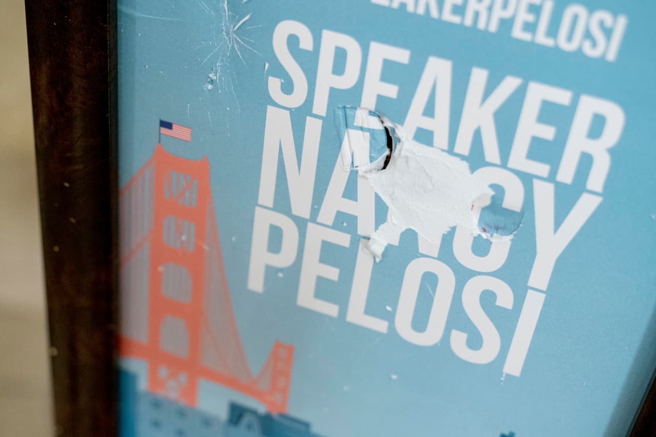 El cristal de un cartel que fue roto por los manifestantes en la entrada de la oficina de Nancy Pelosi. Varios partidarios de Trump entraron en el espacio de la presidenta de la Cámara de Representantes y dañaron algunos objetos.