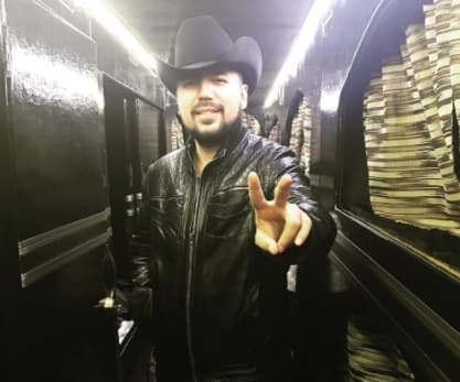 Fidel Rueda también gusta de las chamarras de piel, tiene una enorme colección pero lo curioso es que la mayoría son en color negro.