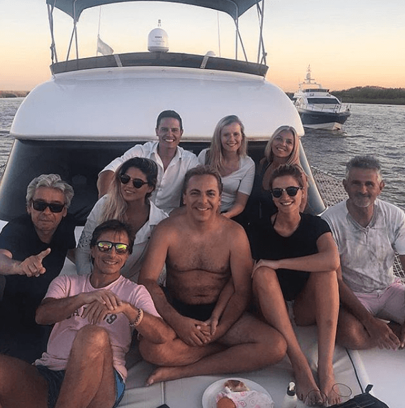 Por su parte el cantante publicó el 1 de diciembre de 2017 esta instántanea en Instagram, en la que aparece acompañado de diversos amigos mientras sostiene la mano de Heidi Clair.