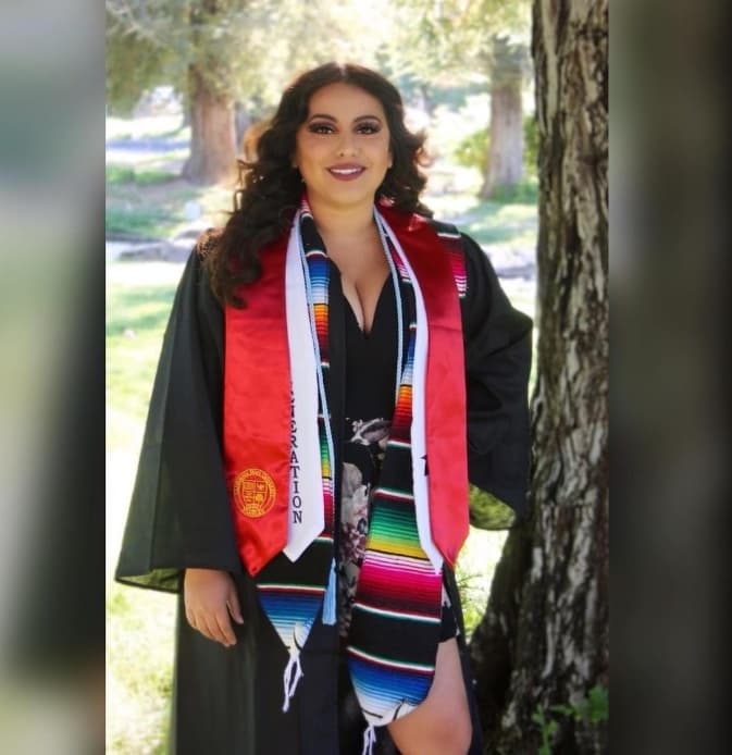 <b>Abigail Cano Hernández</b> — Credencial y Maestría
<br>
<br>"Ella es nuestro orgullo. La trajimos desde pequeña para que lograra sus sueños y lo está haciendo gracias a Dios. Es una hermosa maestra y es orgullosa de ser Dreamer. 👏👏👏👩🏻🙌🏻"