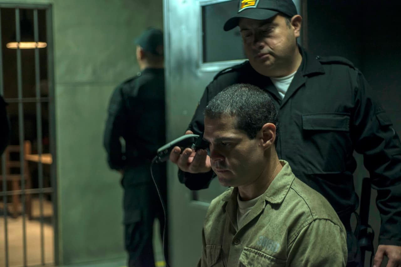 '
<b><a href="http://www.univision.com/series/el-chapo/marco-de-la-o-es-joaquin-el-chapo-guzman-en-el-chapo">El Chapo</a></b>' 
<b><a href="http://www.univision.com/series/el-chapo/el-chapo-joaquin-guzman-loera-fue-encarcelado-en-el-penal-de-almoloya-escena-video">comenzó su vida</a></b>
<a href="http://www.univision.com/series/el-chapo/el-chapo-joaquin-guzman-loera-fue-encarcelado-en-el-penal-de-almoloya-escena-video"> <b>tras las rejas en el penal de Almoloya luego de ser atrapado en Guatemala</b></a>.