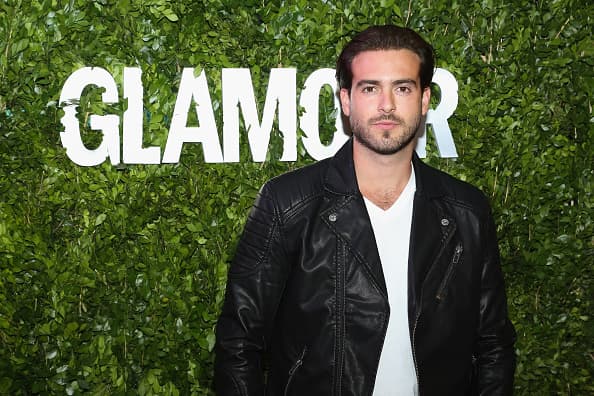 "
<b>Este es un caso clásico de defensa propia</b>, él estaba tranquilamente en un auto, fue atacado, él salió y usó la menor fuerza posible para golpear al hombre una sola vez, lo que pasó después de eso fue muy desafortunado, pero el hombre atacó su auto, atacó el auto en el que iba su mujer, tres niños pequeños de 4, 6 y 8 años", sentenció en el show.
<br>