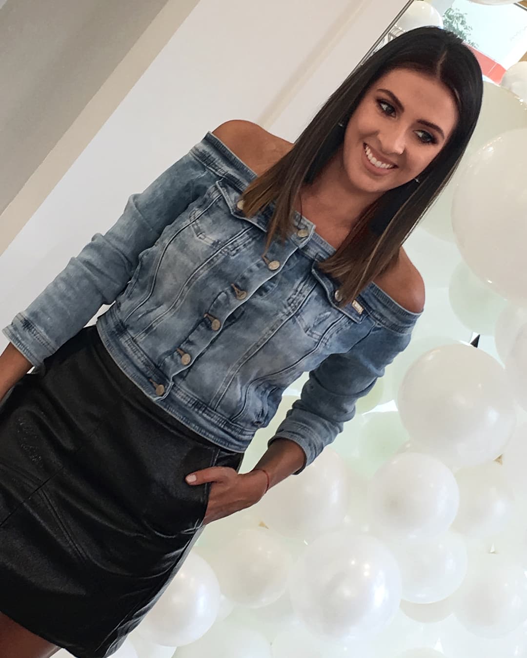 Las formas de esta prenda son infinitas, Maity la lleva en un estilo más vanguardista con los hombros al aire.