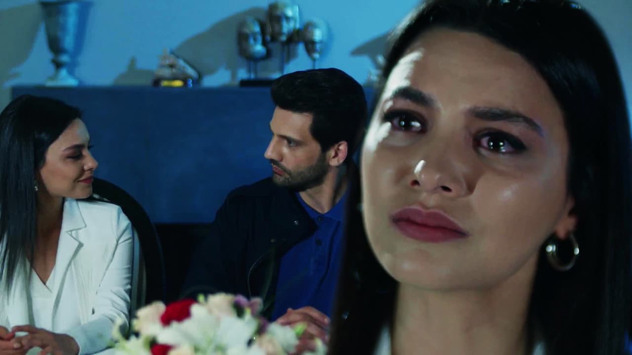 Y creyendo que sus esfuerzos con Emir dieron frutos, Zeynep se casó con él muy emocionada
<b> </b>sin saber que todo se trataba de una venganza en contra de Kemal y Nihan. Al saberlo quedó destrozada.