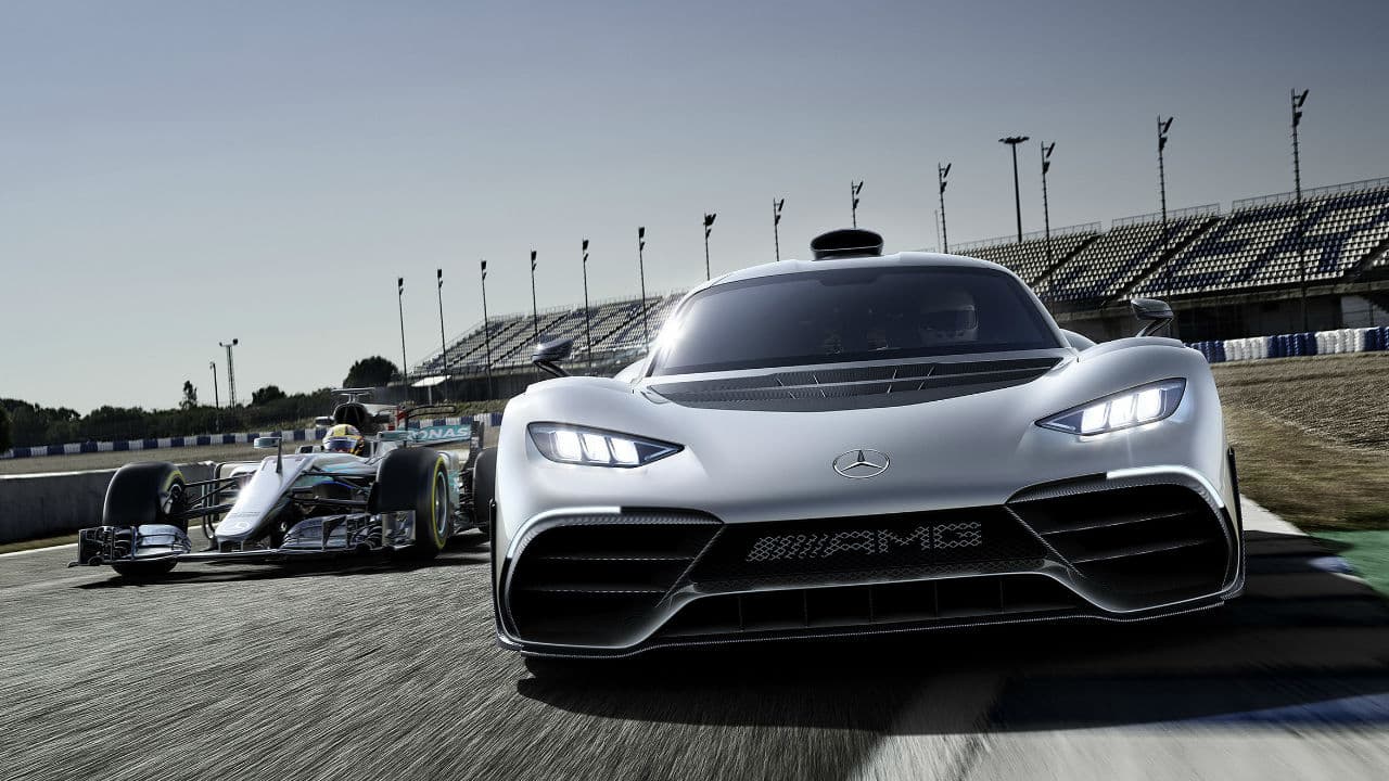 Del actual 
<b>monoplaza de Fórmula Uno de Mercedes-AMG </b>hereda su motor V6 de 1.6 litros, pero adiciona más poder a las ruedas con la presencia de cuatro motores eléctricos.