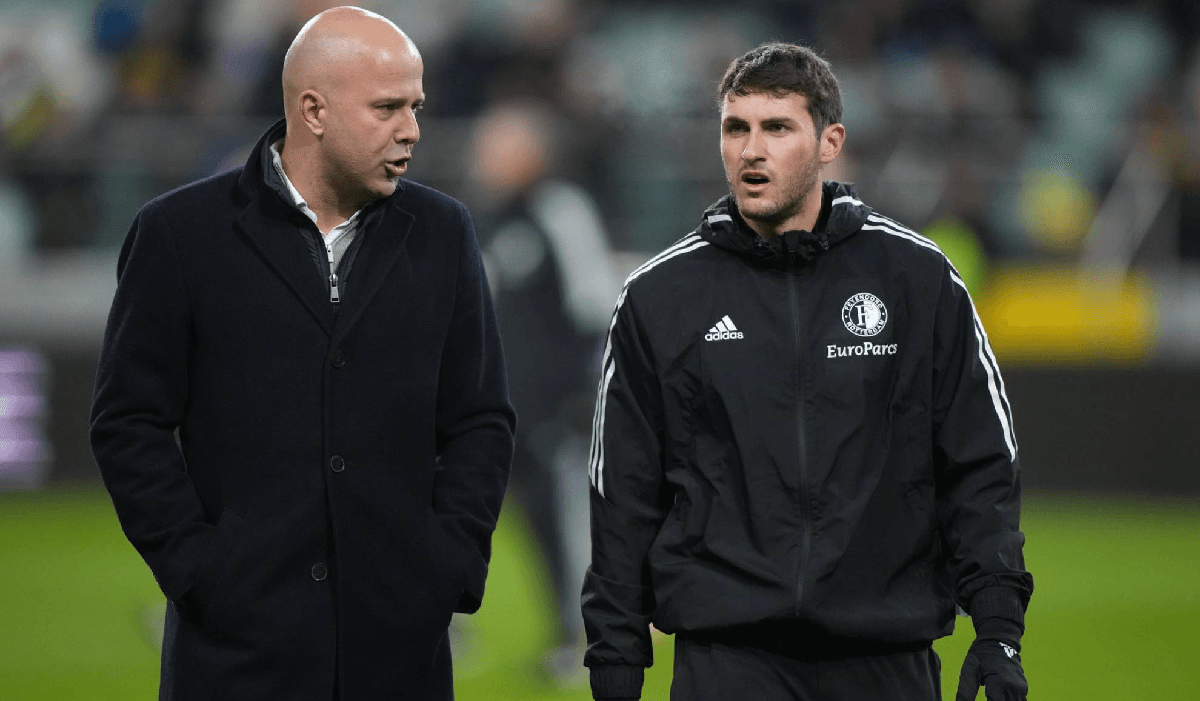 Arne Slot, DT del Feyenoord, lanza advertencia a Santi Giménez