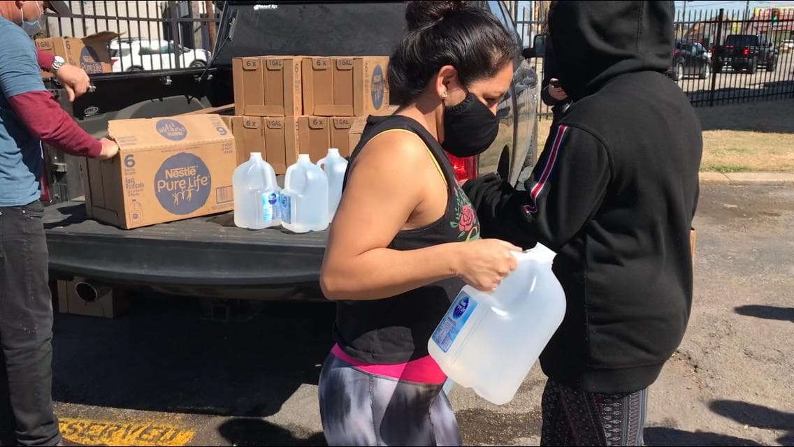 Si usted necesita agua puede ir a cuatro centros de distribución de la ciudad en donde estarán repartiendo agua a familias necesitadas. Los sitios son: Los centros recreativos Fretz, Kiest y los centros Harry Stone y Nash/Davis