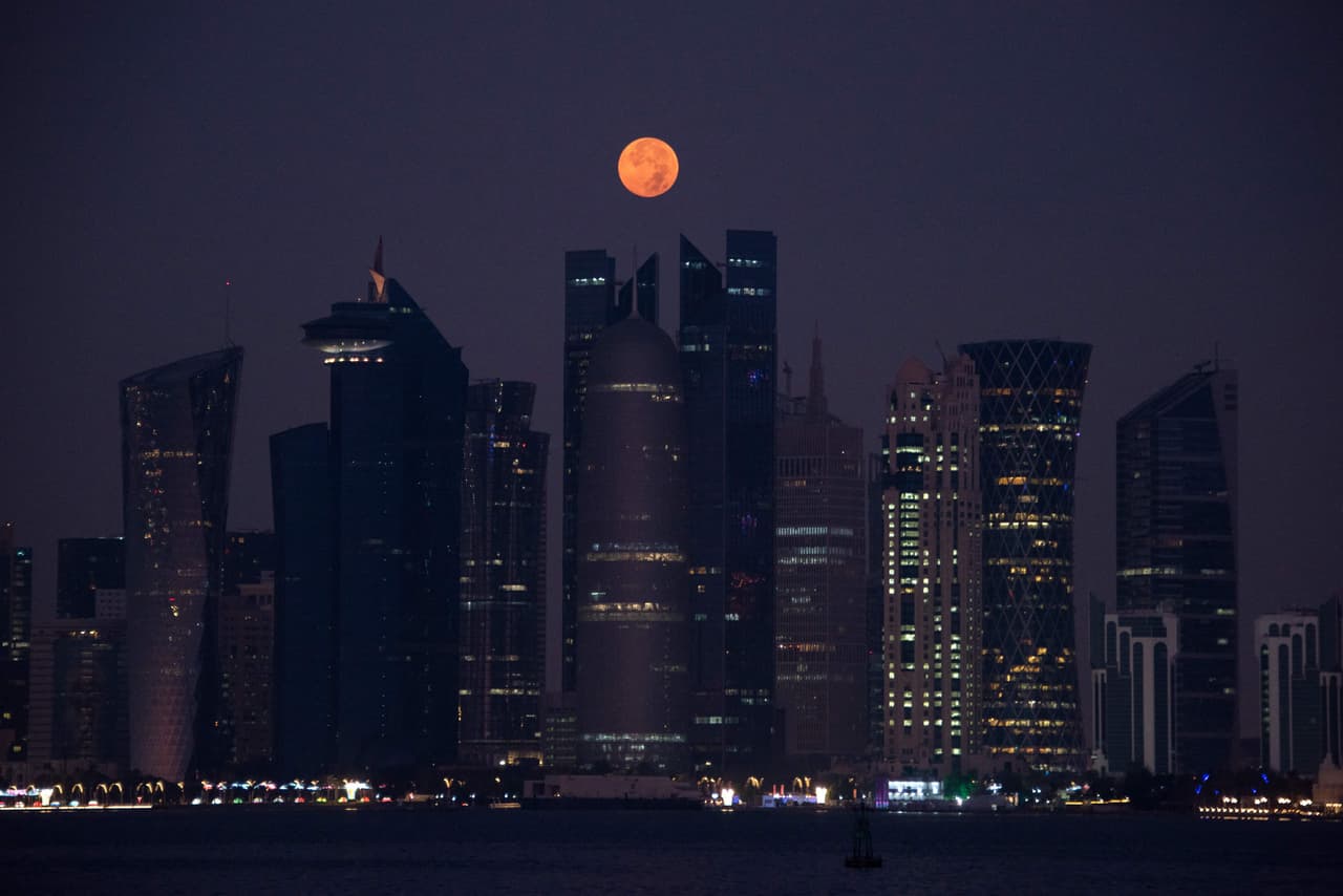 Este miércoles 7 de diciembre, se vio 
<a href="https://www.univision.com/noticias/ciencia/la-luna-ocultara-a-marte-como-ver" target="_blank">la última luna llena de 2022, apodada la 'Luna fría'</a> por
<b> </b>las “noches largas y frías” de diciembre en el hemisferio norte. Esta gráfica captó un momento en la cielo de Doha, Catar, donde se celebra la Copa Mundial de Fútbol.