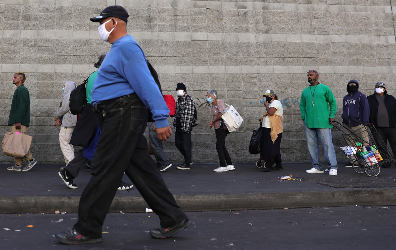 “Los cheques en papel comenzaron a enviarse por correo el miércoles 30 de diciembre”, según el IRS, así que podrán comenzar a llegar en los próximos días.