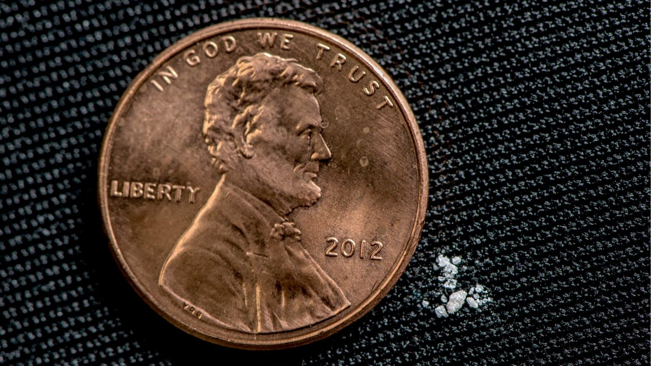 Solo 2 miligramos de fentanilo, equivalentes a 10 a 15 granos de sal, pueden matar a una persona.