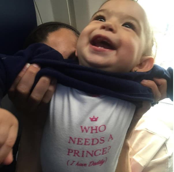 Alan volvió a cambiar pañales después de muchos años y es el papá más amoroso del mundo.