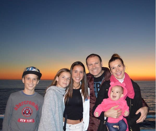 Un súper papá para una súper familia. Alex, Hannah y Nicole son los hermanos mayores de baby Michelle.