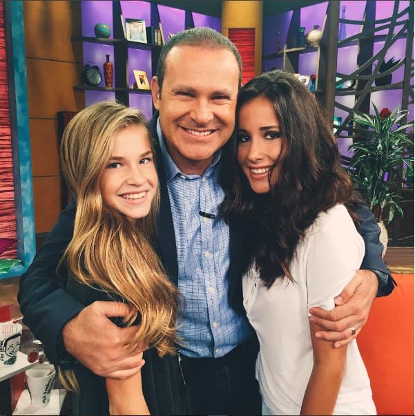 Hannah y Nicole adoran a su papito.