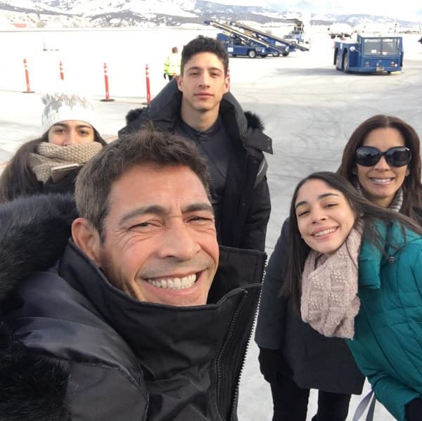 Johnny, su esposa Sandy Meléndez y sus hijos, Nathalia, Thalía y Jean Gabriel, son una familia muy unida.