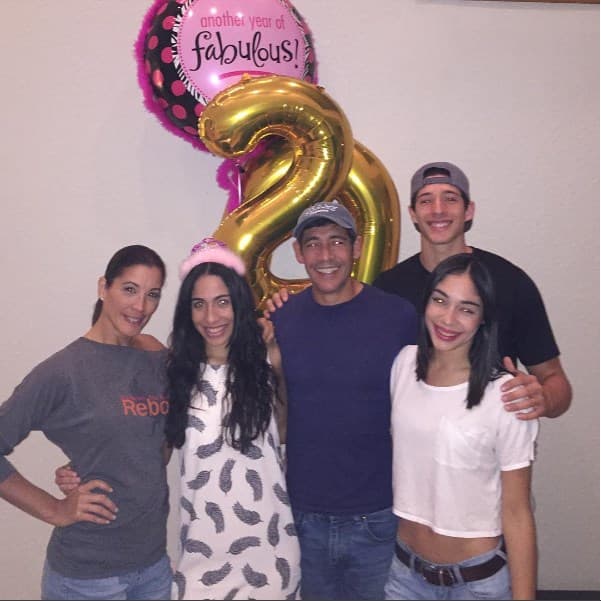 Johnny siempre les dice a sus hijos lo feliz y orgulloso que se siente de ellos.