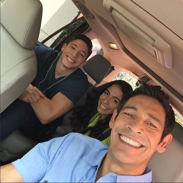 Johnny es de los papás que siempre estan tomando fotos, grabando un video o guardando algún momento en el corazón de sus hijos.