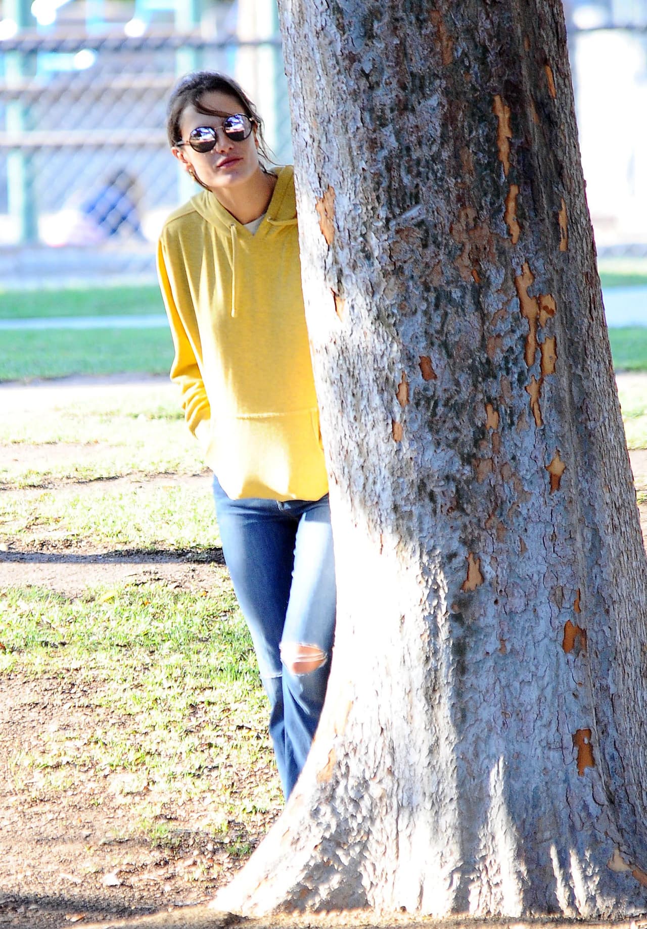 Se escondía detrás de un árbol.