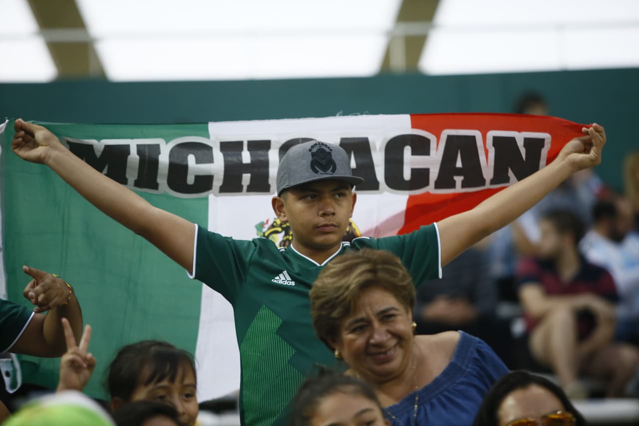 Los fanáticos de Argentina y de México le dieron un color especial con su alegría en el estadio Mario Alberto Kempes y sus alrededores en Córdoba a una jornada de fútbol de amistoso internacional.