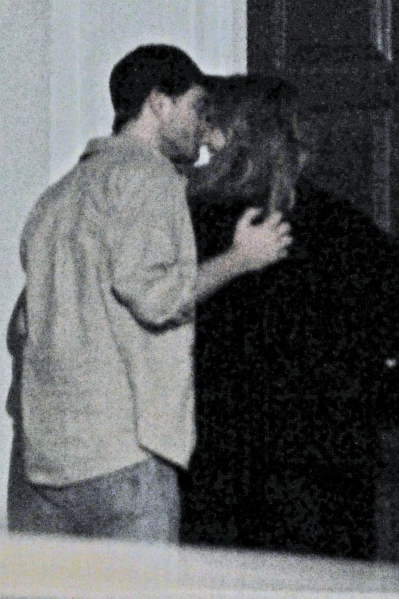 Una vez que llegaron al departamento, Pattinson, quien jugaba con el cabello de la modelo de 26 años, le dio otro amoroso beso antes de entrar.