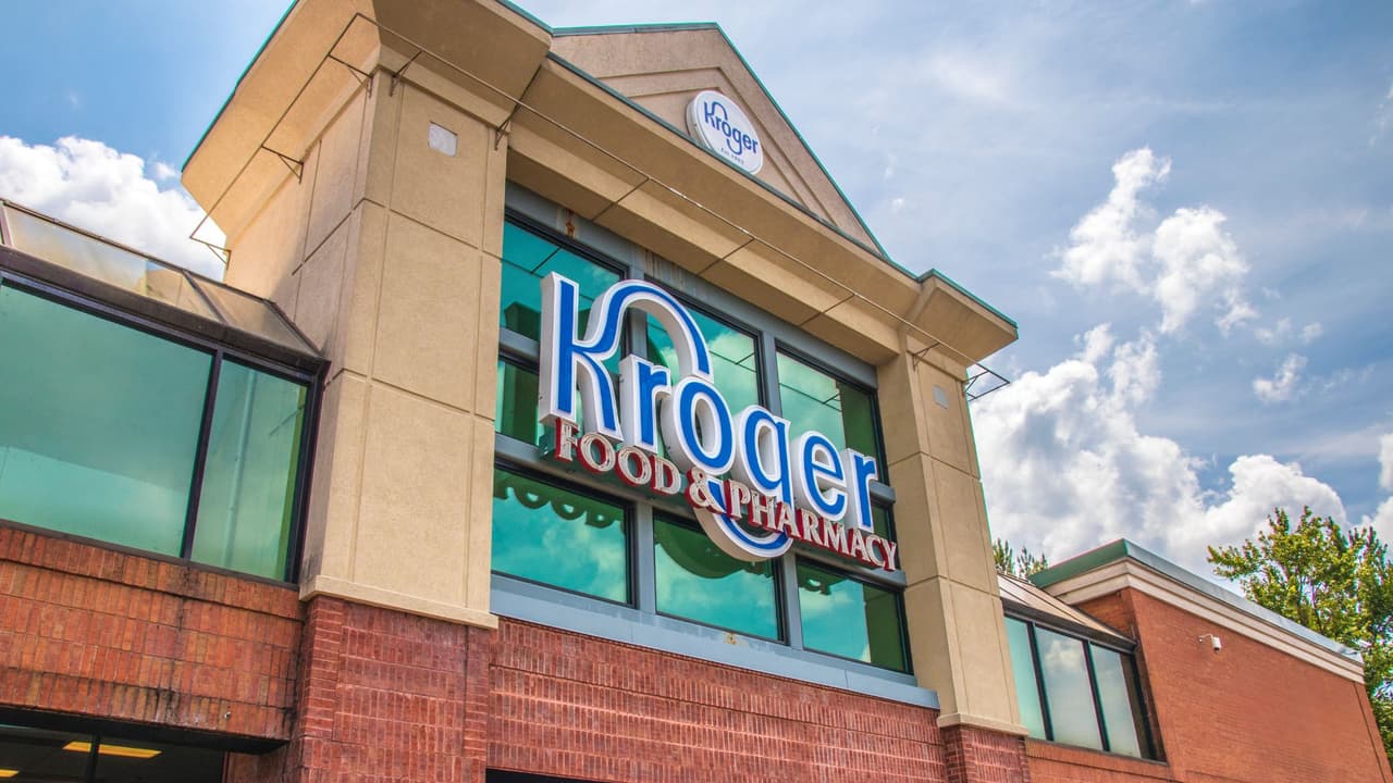 <h3 class="cms-H3-H3">¿Qué está pasando con Kroger? </h3>
<br>Kroger anunció que 
<b>cerrará 60 tiendas en todo Estados Unidos en un plazo de 18 meses</b>. El plan ya empezó, y 
<b>Texas es uno de los estados más afectados</b>. Hasta ahora, se han confirmado cierres en: 
<b>Garland, McKinney, Dickinson y The Woodlands</b>. La compañía no ha publicado una lista completa, pero 
<b>advierte que podrían venir más cierres.</b>
