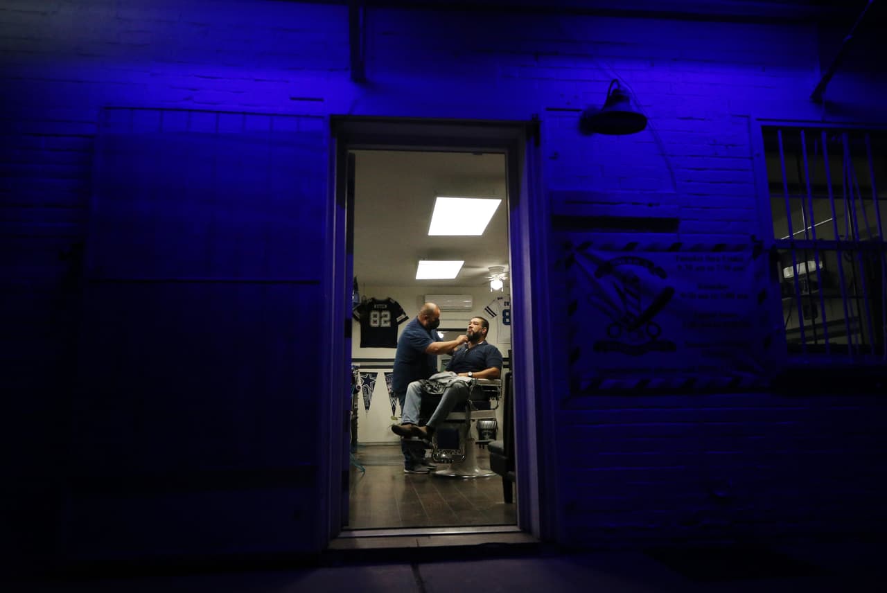 El Paso tiene la tercera cifra de contagios más alta del estado, aun cuando sus 800,000 habitantes representan una cuarta parte (un 26%) de Dallas/FortWorth y apenas un 16% de la población del condado de Harris (Houston). En la imagen, una pequeña peluquería que permanece abierta en la ciudad. Los comerciantes señalan el enorme costo económico de la pandemia.