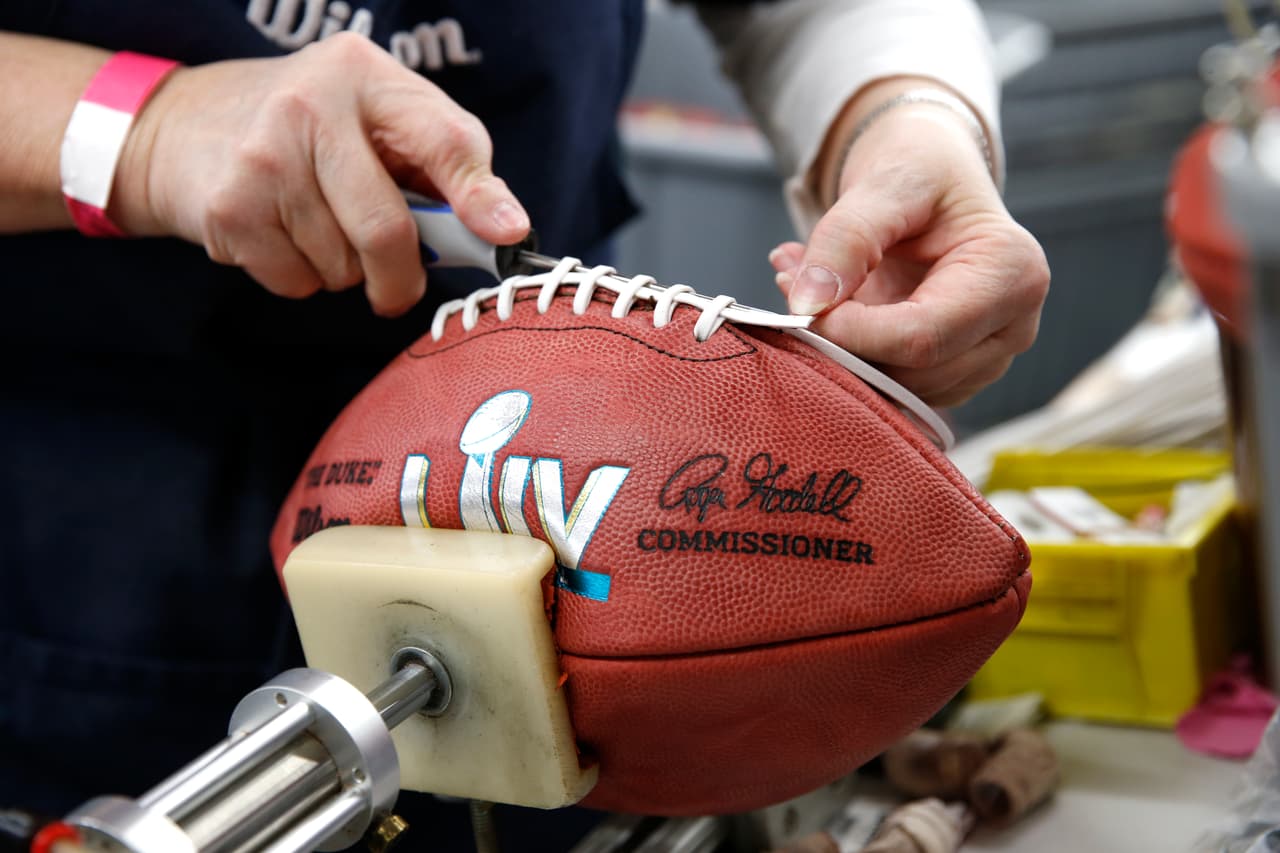 Wilson ya tiene listos los ovoides para el juego más importante de la temporada en la NFL: el Super Bowl LIV, entre San Francisco y Kansas City.