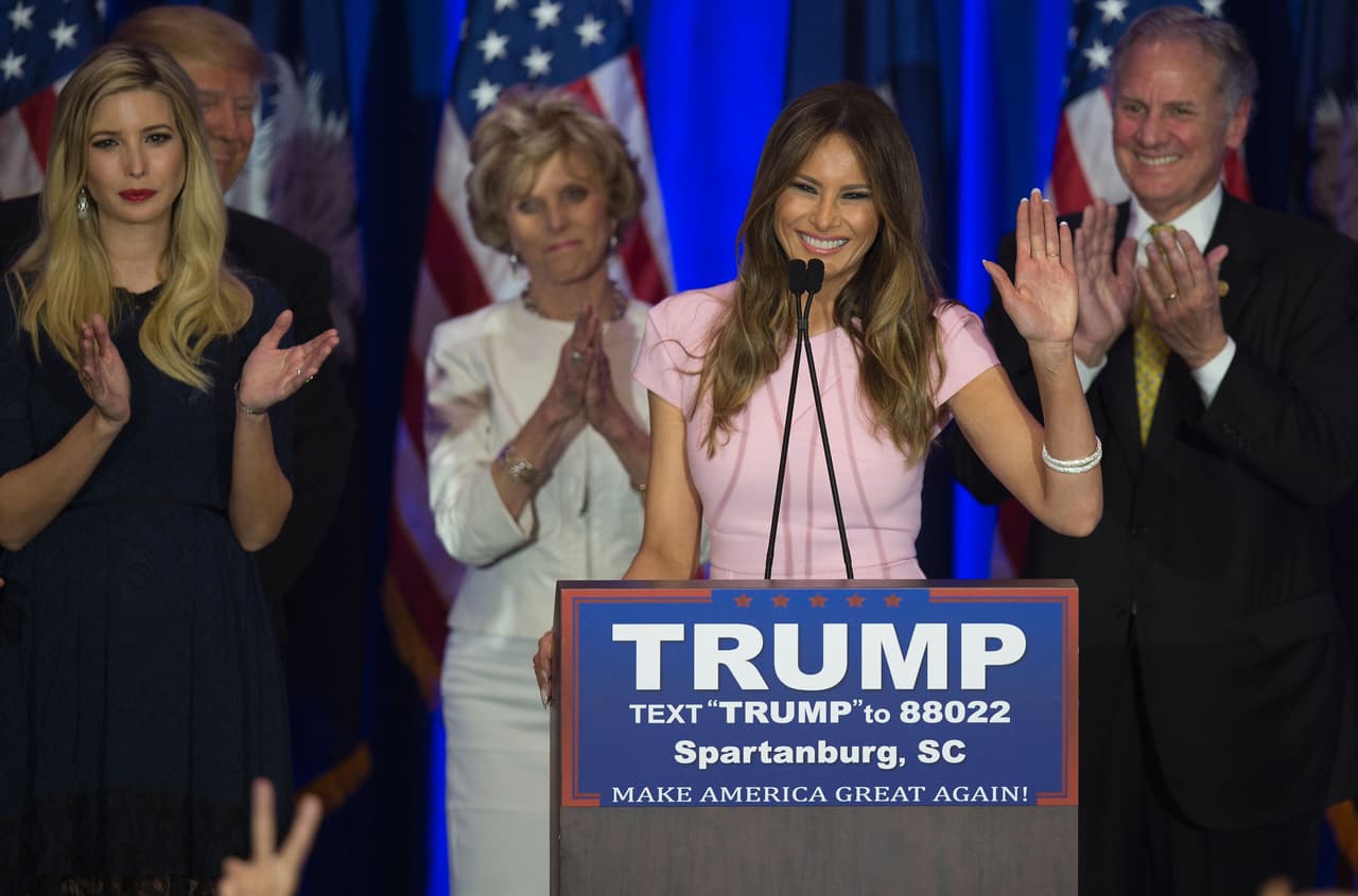 Desmarcada de sus hálitos de 'femm fatale', Melania ha aparecido en campaña con su marido validándose más con colores ingenuos y femeninos como este rosa pálido que eligió en South Carolina el pasado 20 de febrero para celebrar que habían salido ganadores en las primarias.