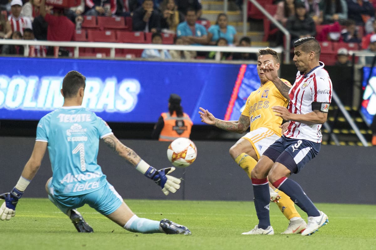 Antes del gol de Tigres, el arquero Raúl Gudiño era la figura de Chivas, salvando varias opciones de gol del rival.