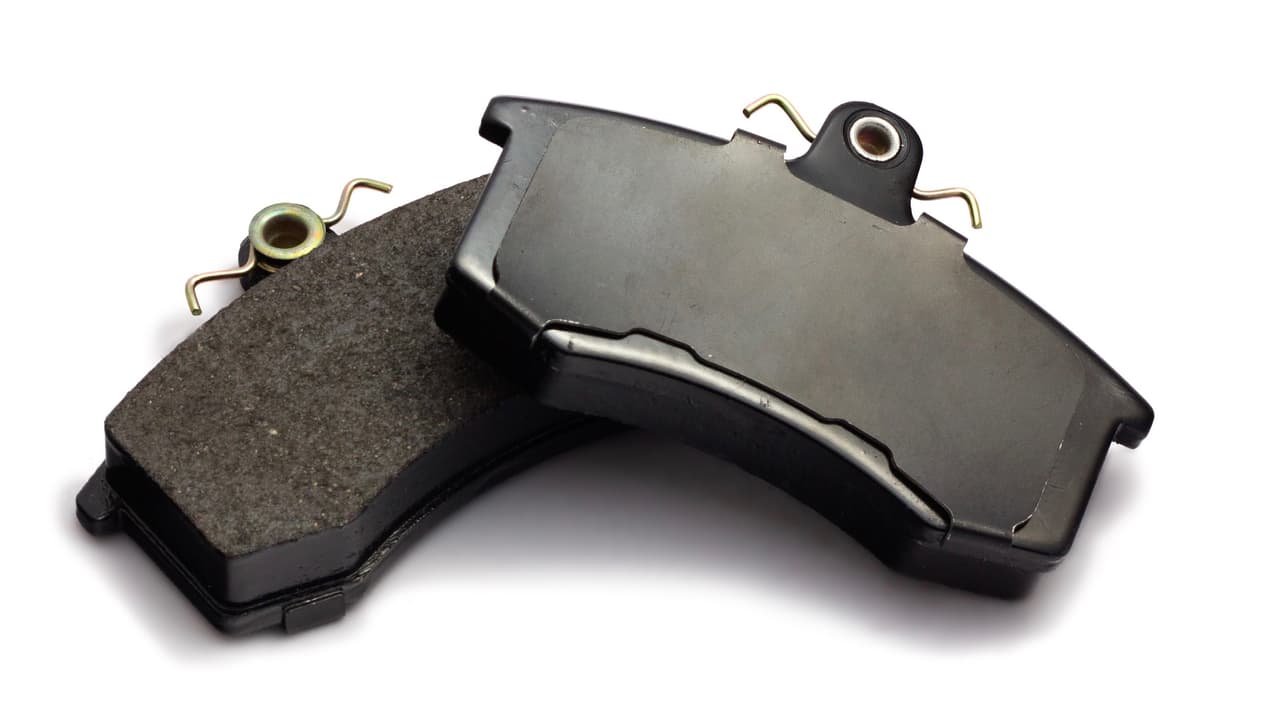 <h3 class="cms-h3-H3"><b>Degradación progresiva</b></h3>
<br>Los frenos se degradan progresivamente y podemos pasar de alto los primeros signos, pero es importante estar alerta. Unas pastillas de frenos gastadas pueden dañar los discos y hacer que haga falta rectificarlos o peor aún, reemplazarlos a un alto costo.