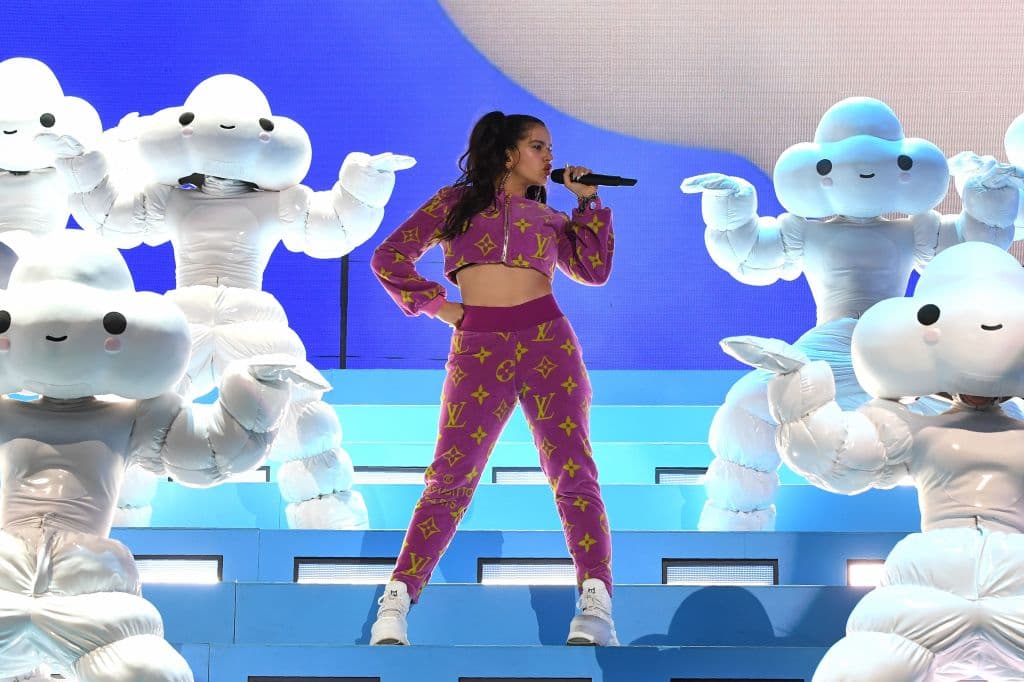 Su presentación en Coachella (como parte del número que J Balvin preparó) fue la prueba de ello, pues la artista lució un conjunto deportivo de Louis Vuitton muy ceñido al cuerpo y sin ornamentos extra más que el estampado de la indumentaria.