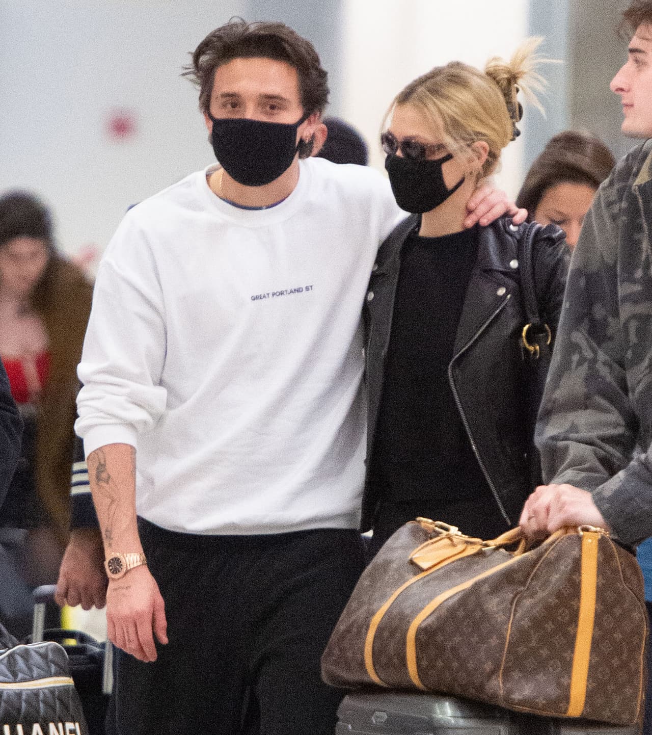 Brooklyn Beckham y su novia Nicola Peltz usaron el mismo diseño de "máscara" al llegar al aeropuerto de Nueva York.