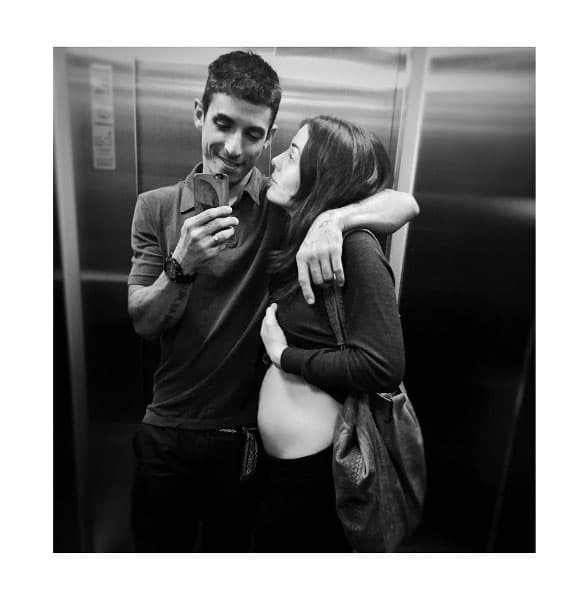 La joven pareja está muy feliz y ansiosa de conocer a su bebito.