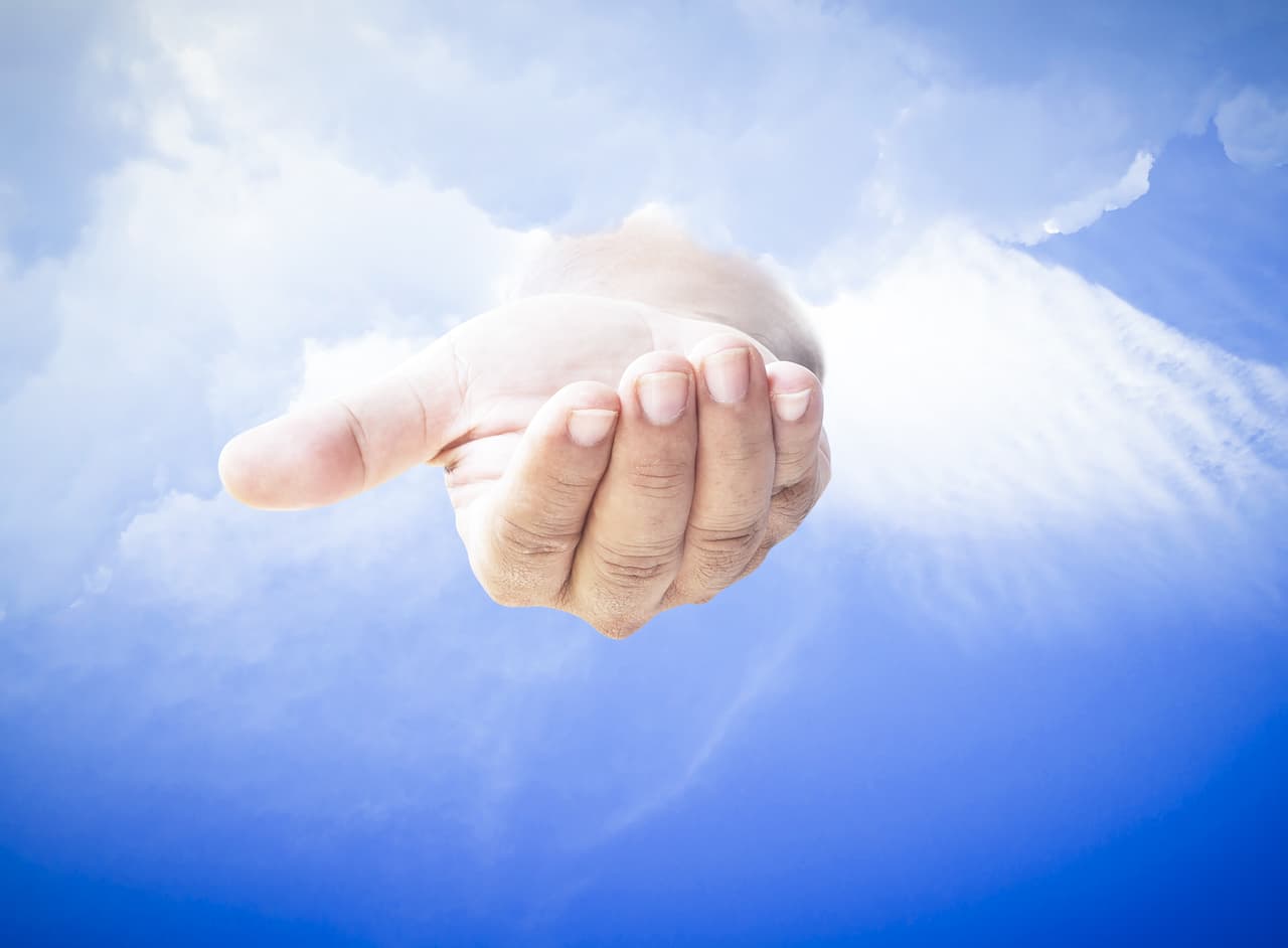 No todo el mundo lo puede percibir porque no tiene este canal abierto, aunque puede suceder que, en otros casos, existan personas que tienen “una misión, o una tarea con esas experiencias, o bien puede que Dios quiere que reciban un mensaje que pueda ayudarlas en un proceso de sanación”, es decir que tengan la función de ser ese canal entre un mensaje que está enviando Dios a través de este espíritu.