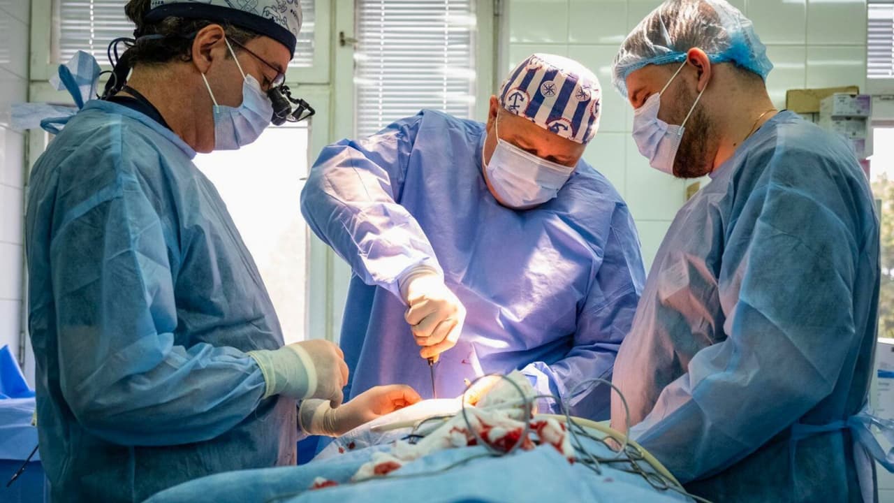 Un quirófano en Kyiv, una misión clara: reparar lo que la guerra rompió.
