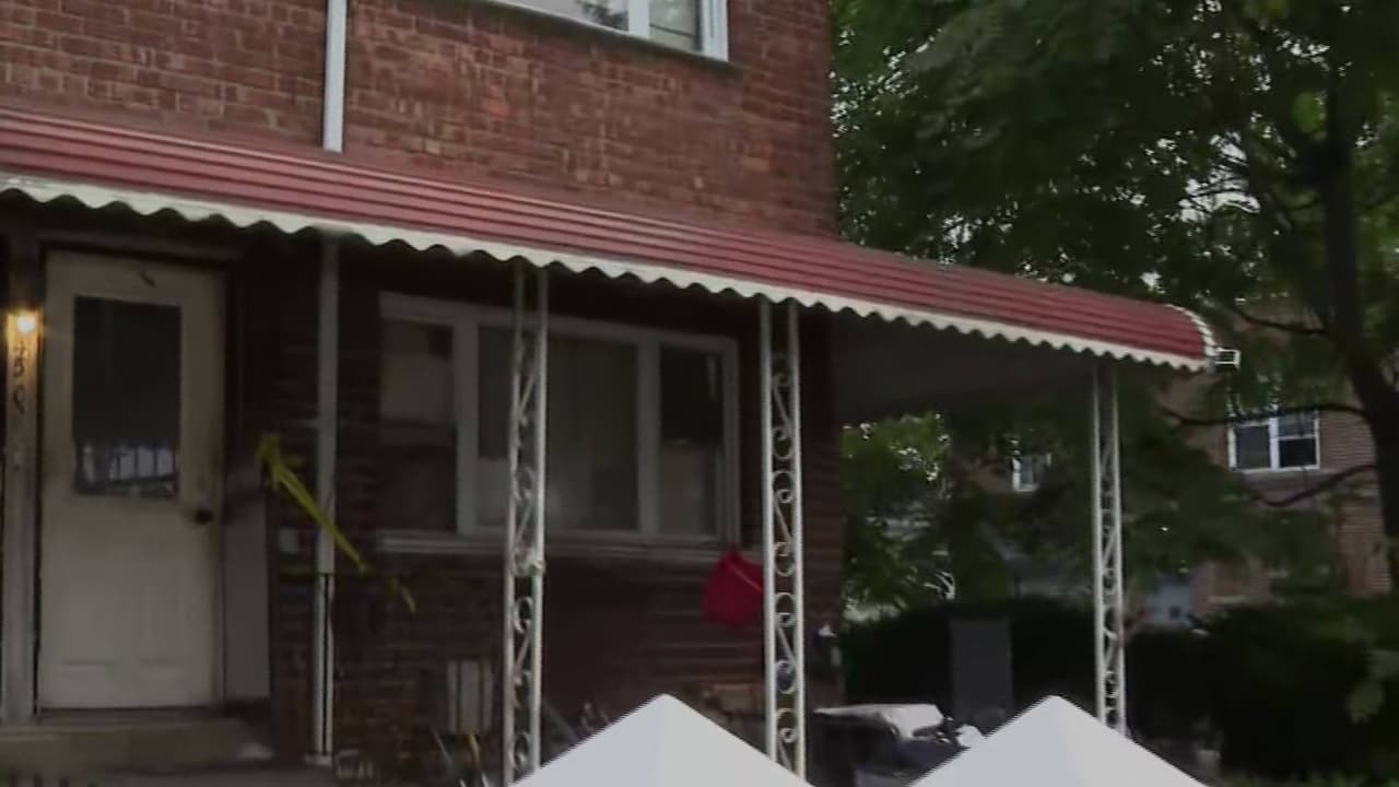 Investigan la muerte a puñaladas de una mujer en Queens: fue hallada en el interior de una casa