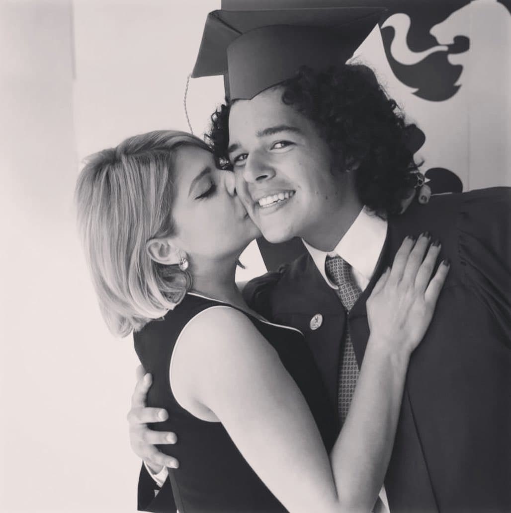 Tanto Eduardo Santamarina como Itatí Cantoral expresaron en sus redes sociales lo fascinados que se sintieron al ver que uno de sus hijos logró un paso importante en su vida.