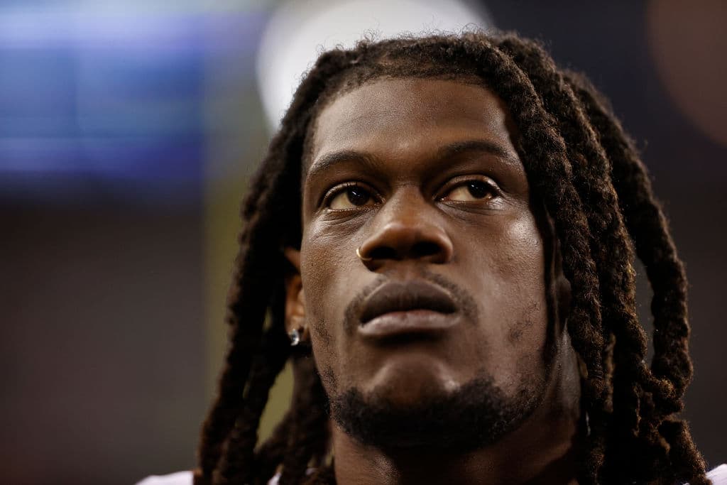 Randy Gregory, de Buccaneers, demanda a la NFL por multarlo por consumir marihuana