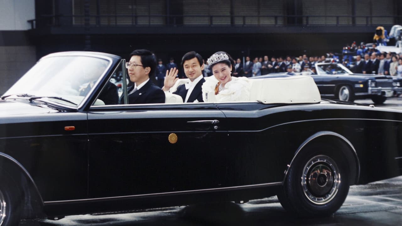 El único convertible disponible en el garaje imperial nipón, el 
<b>Rolls-Royce Corniche 1989</b> usado por su padre el emperador Akihito en su propia coronación y que después el mismo Naruhito usó el día de su boda en 1993, según el diario The Asahi Shimbun se encuentra en estado de abandono y la Agencia de la Casa Imperial, el organismo encargado de gerenciar la vida de la familia imperial japonesa, se declaró
<b> incapaz de conseguir sus repuestos</b>.
<br>
<br>Naruhito podría darle una llamada a la reina Isabel de Inglaterra para que le de datos sobre como mantener 
<b><a href="https://www.univision.com/noticias/autos-y-famosos/a-la-familia-real-inglesa-tambien-le-gustan-los-carros-fotos">la flota real</a></b> en buen estado.