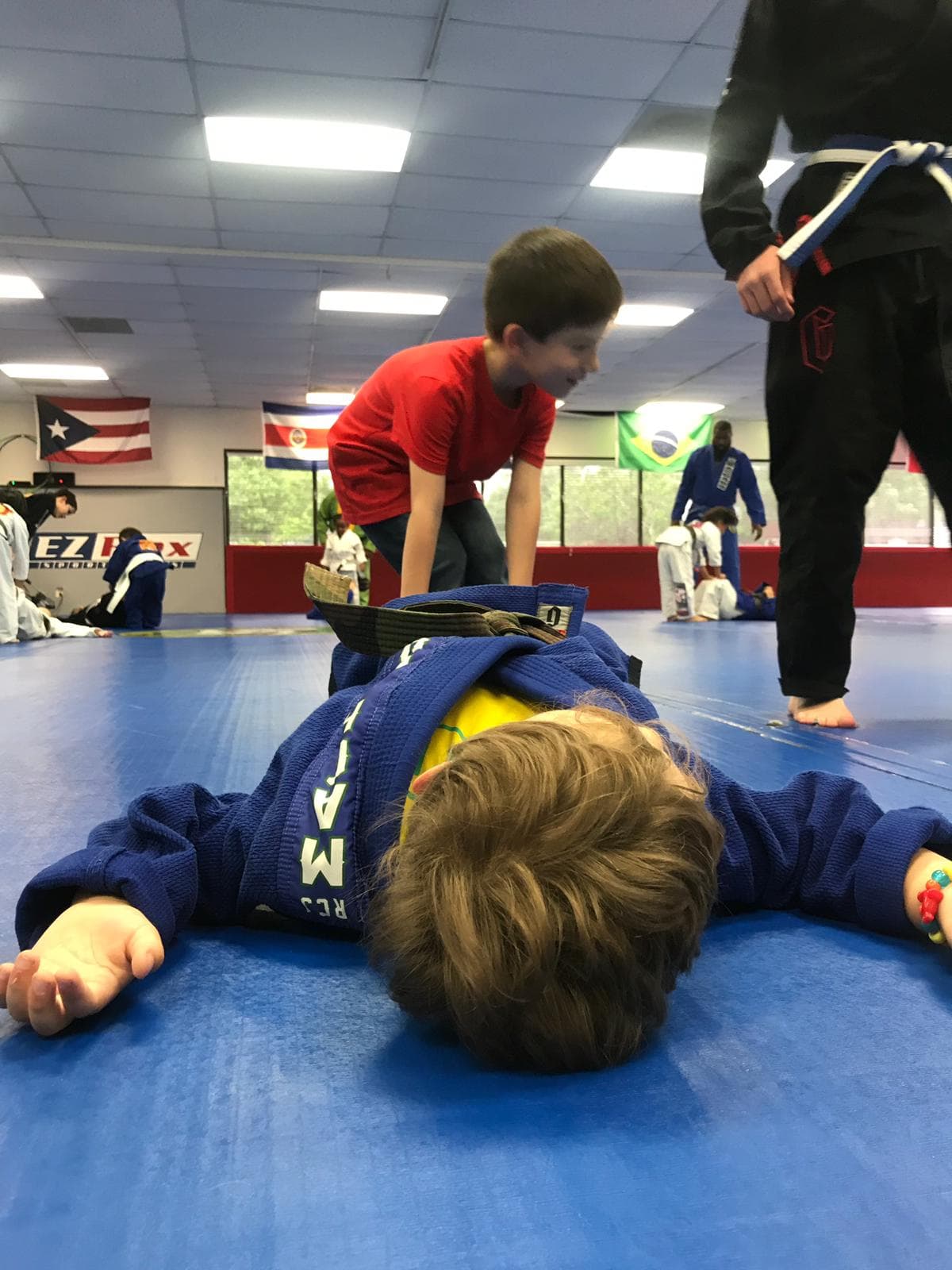 El Jiu Jitsu requiere intrincados movimientos, giros y llaves que ocurren en su mayoría a nivel del piso.
<br>